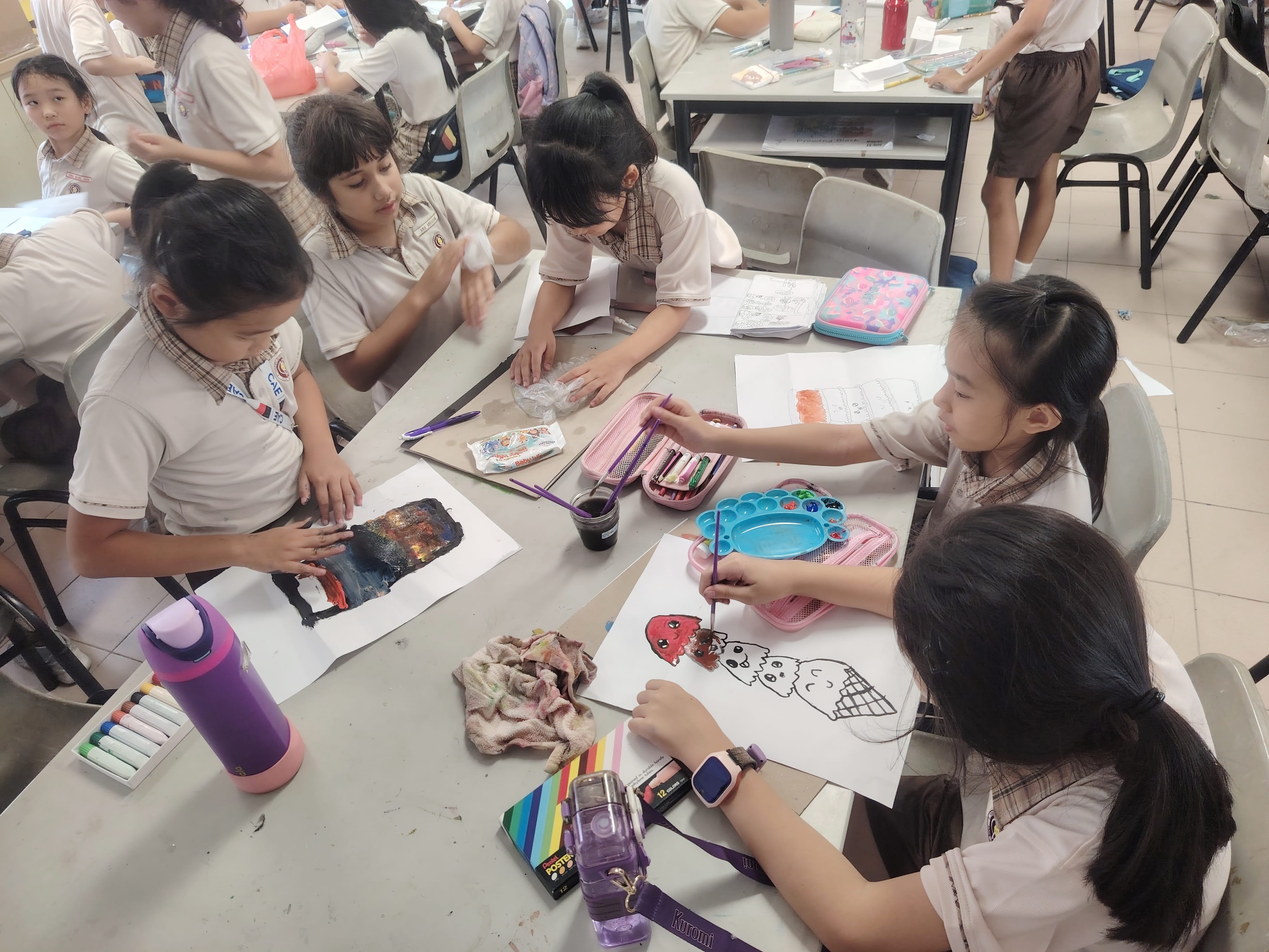 4 girls having Art CCA